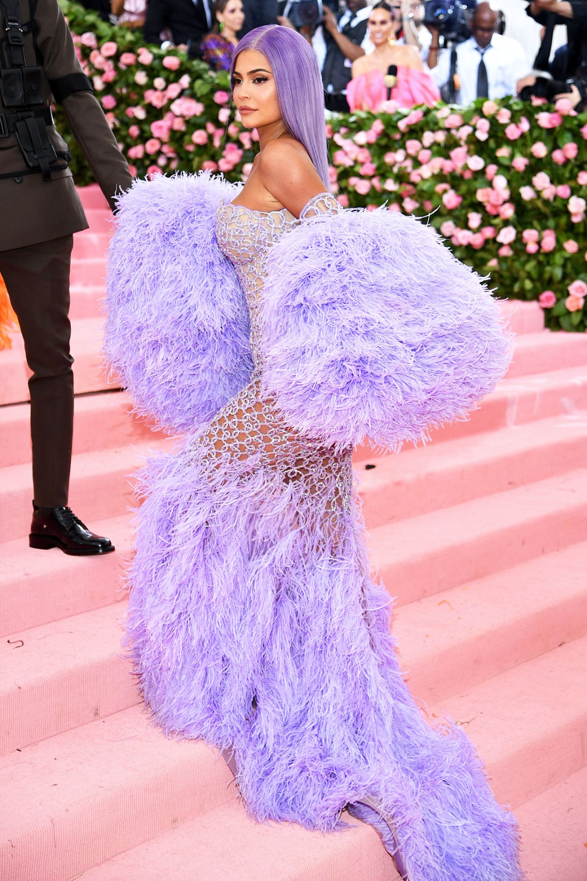 https://www.usmagazine.com/stylish/pictures/met-gala-2019-red-carpet-fashion-see-celeb-dresses-gowns/kylie-jenner-28/